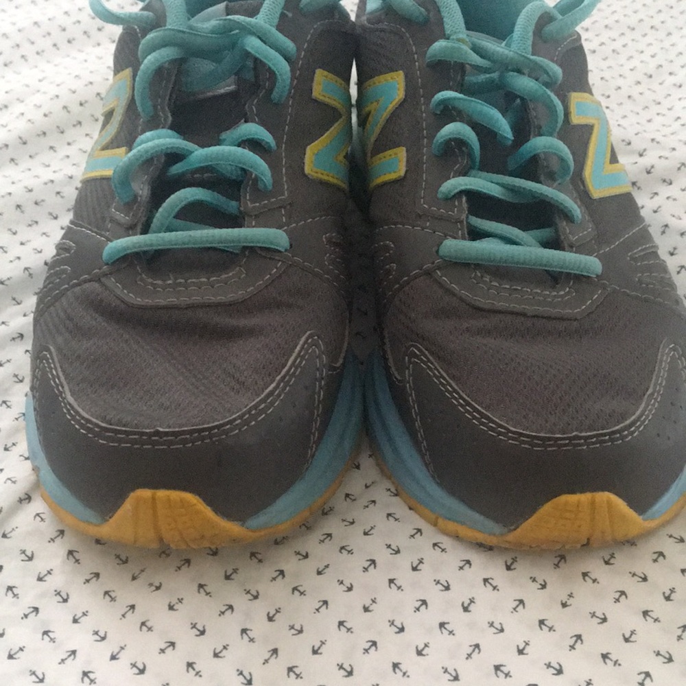 NEW BALANCE 380 athletic shoes size 7 gently used, clean, no stains - Picture 2 of 8